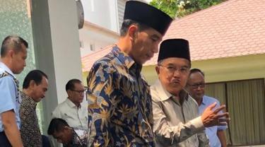 Jokowi dan JK ngobrol santai usai Salat Jumat (Istimewa)