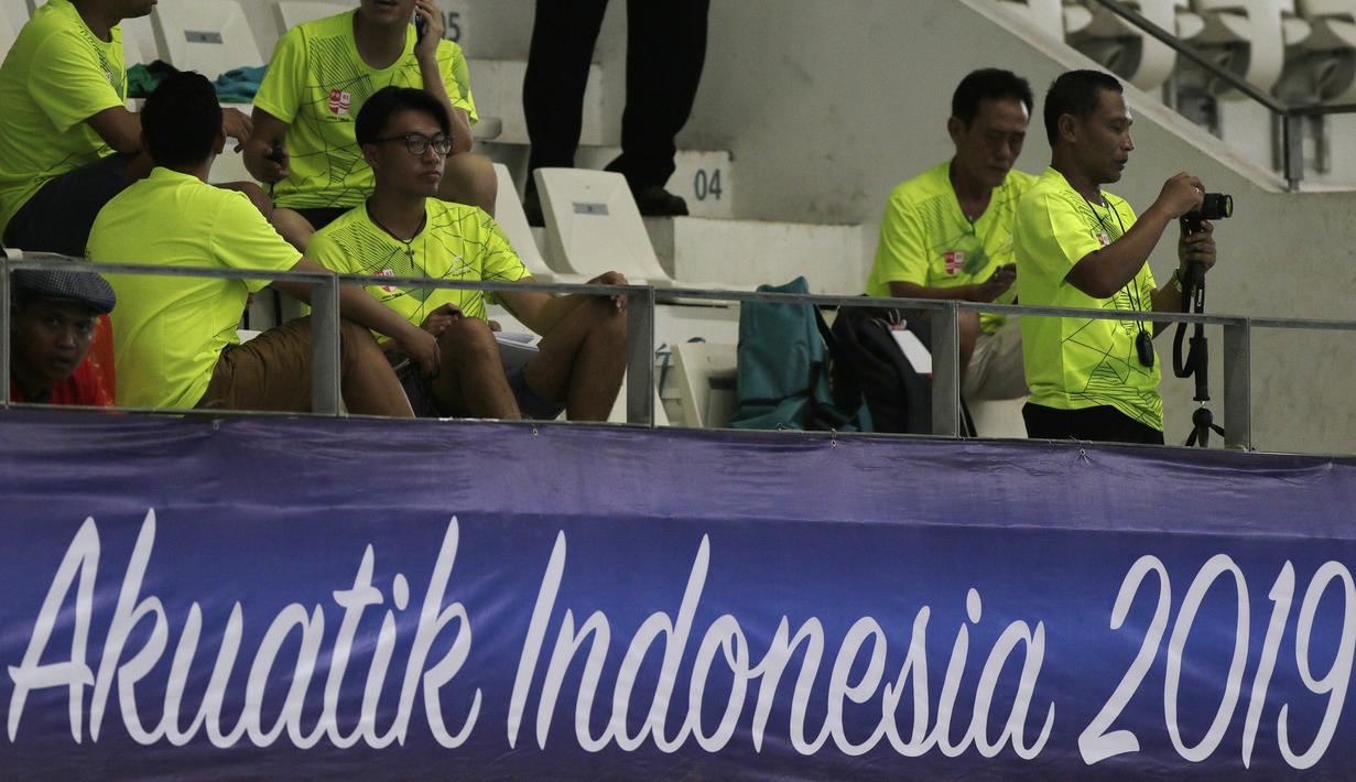 Staff official merekam video saat Festival Akuatik Indonesia 2019 di Aquatic Center, Gelora Bung Karno, Jakarta, Kamis (25/4). FAI 2019 menjadi ajang untuk menyeleksi atlet jelang Olimpiade 2020. (Bola.com/Yoppy Renato)