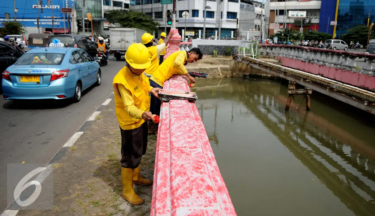 Pekerja melakukan pengecatan Jembatan Merah di Jalan Pangeran Jayakarta, Jakarta, Selasa (27/12). Jembatan yang sebelumnya terlihat usang dan kusam kini terlihat lebih rapih dan bersih. (Liputan6.com/Gempur M. Surya)