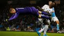 Pemain Swansea City, Bafetimbi Gomis (kanan), berebut bola dengan kiper City, Joe Hart, dalam lanjutan Liga Inggris di Stadion Etihad, Manchester, Sabtu (12/12/2015). (AFP/Lindsey Parnaby)