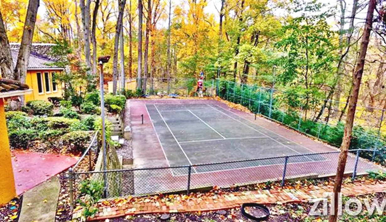 Sang legenda menghabiskan waktu luang dengan bermain tenis di sini.