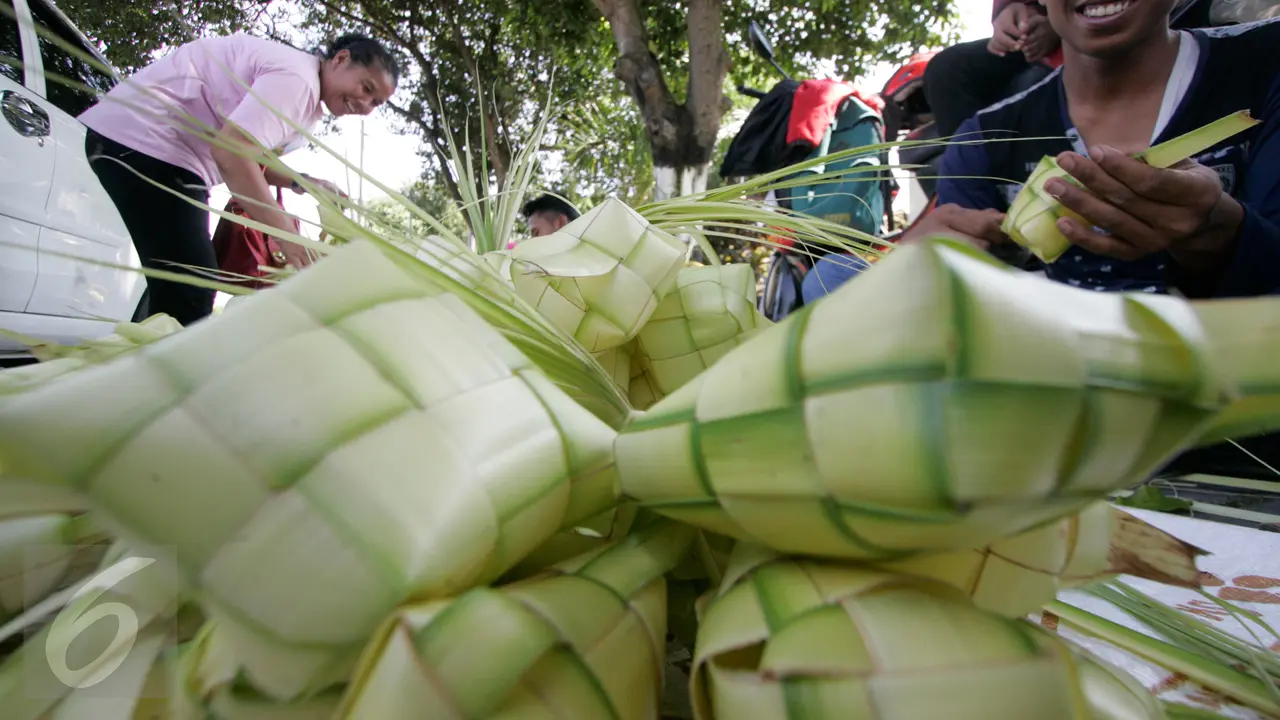 20160704-Pedagang Kulit Ketupat Mulai Bermunculan di Yogyakarta
