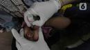 Dokter meneteskan cairan vaksin Rotavirus (RV) untuk bayi di RPTRA Garuda Jakarta Timur, Selasa (15/8/2023). (merdeka.com/Imam Buhori)