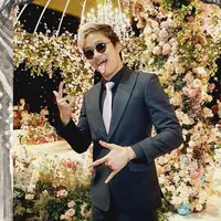 Penampilan Azka Corbuzier di pernikahan sang ayah, Deddy Corbuzier dan Sabrina Chairunnisa mencuri perhatian. Intip potretnya berikut ini! (Instagram/azkacorbuzier).