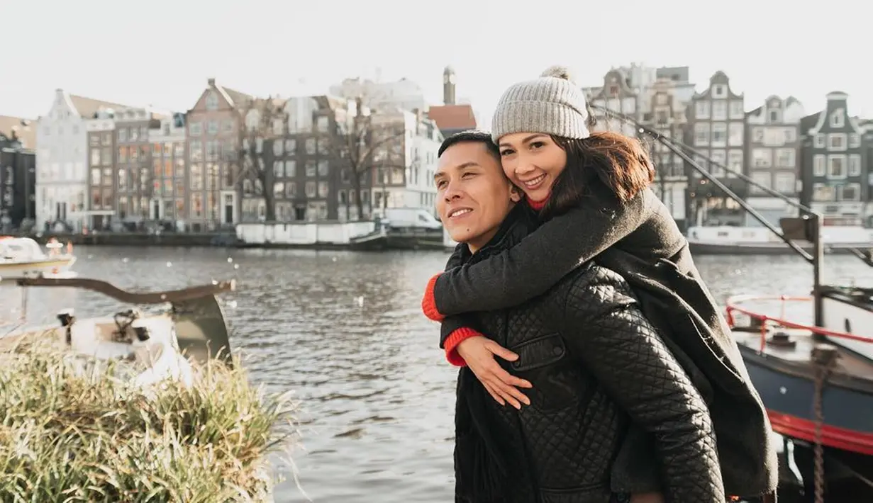 Bukan hanya kompak dalam berpakaian, namun Ganindra Bimo dan Andrea Dian juga sama-sama senang berolahraga. Tak heran jika keduanya dianggap sebagai couple goals. (Liputan6.com/IG/@andreadianbimo)