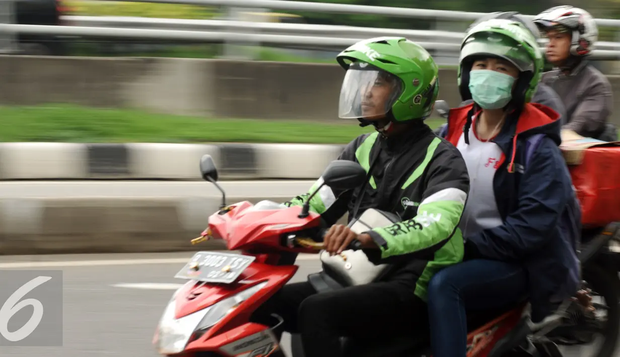 Pengendara ojek online melintas di Jalan Gatot Subroto, Jakarta, Jumat (18/12/2015). Setelah sempat dilarang pengoperasiannya oleh Kementerian Perhubungan, kini ojek online diperbolehkan beroperasi kembali. (Liputan6.com/Helmi Fithriansyah)