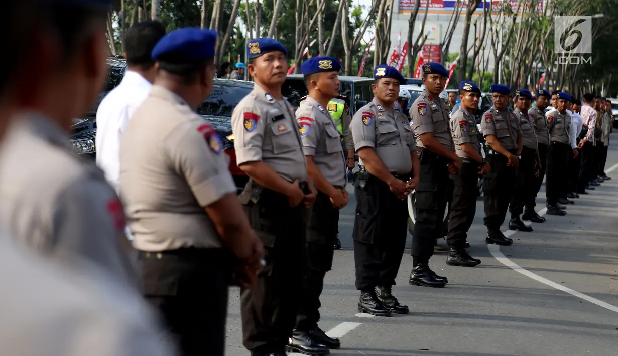 Aparat polisi menjaga jalannya geladi resik kirab ngunduh mantu Kahiyang-Bobby di Medan, Rabu (22/11). Sebanyak 5.000 personel gabungan siap mengamankan prosesi ngunduh mantu Kahiyang-Bobby. (Liputan6.com/Johan Tallo)