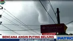 Pemilik rumah bahu membahu bersama tetangga lain memperbaiki genting yang hancur.
