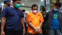 Polisi menangkap WH, pelaku penganiayaan terhadap anak perempuannya yang masih berusia 5 tahun di Tangsel. (Liputan6.com/Pramita Tristiawati)