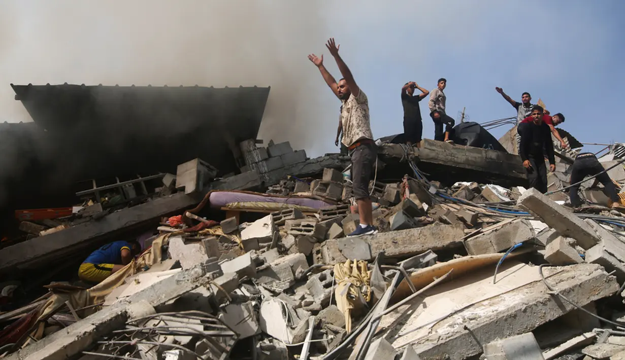 Warga mencari korban selamat dari pemboman Israel di Rafah, Jalur Gaza, Palestina, Senin (23/10/2023). (AP Photo/Hatem Ali)