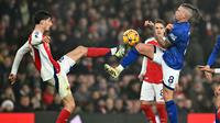 Gelandang Arsenal asal Jerman Kai Havertz berduel dengan pemain Ipswich Town Kalvin Phillips. Pada laga ini, The Gunners menang 1-0. (Glyn KIRK / AFP)