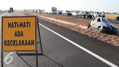 Sebuah papan pengumuman dipasang di area kecelakaan di Tol Cipali, Jawa Barat, Senin (13/7/2015). Mobil bernomor polisi D 1807 PB menabrak penanda jalan di Km 149+800. (Liputan6.com/Herman Zakharia)