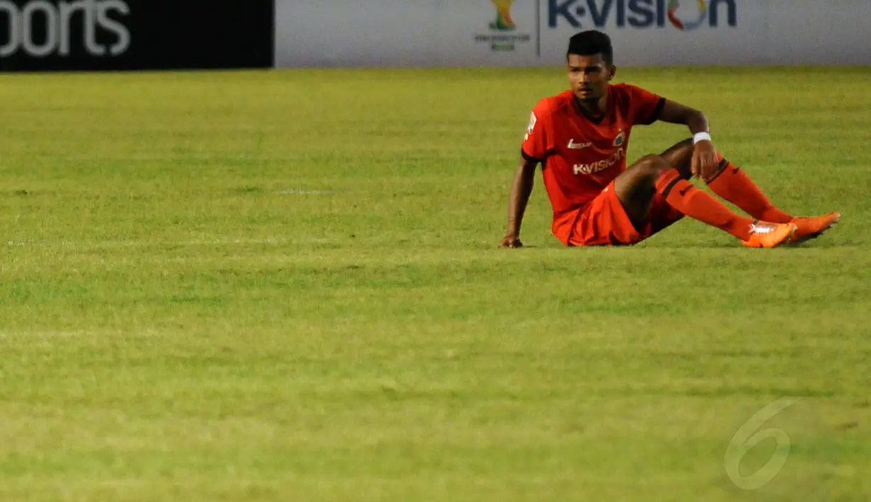 Pemain belakang Persija, Syahrizal terduduk lesu usai dikalahkan Arema Cronus (0-1) di Stadion GBK Jakarta, Minggu (4/5/2014). (Liputan6.com/Helmi Fithriansyah)