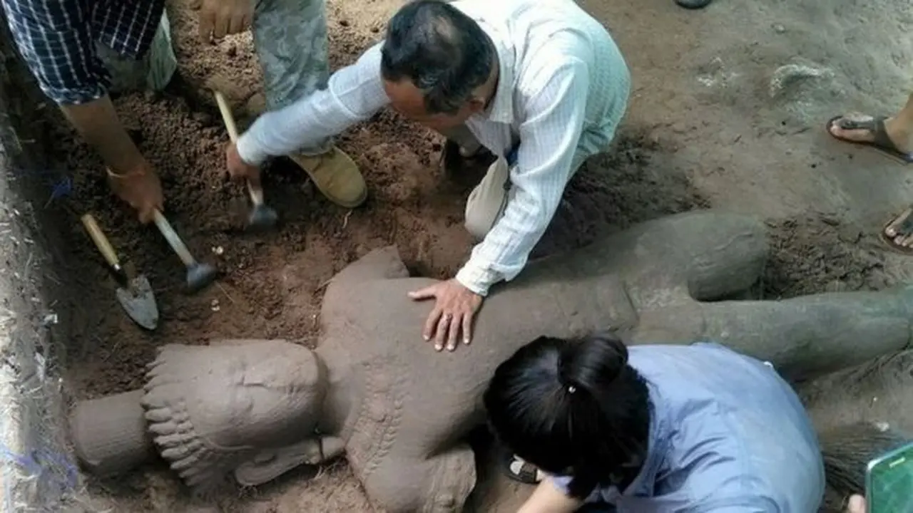 Patung kuno yang ditemukan di Angkor Wat Kamboja. (AFP)