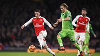 Mesut Ozil (kiri) berebut bola dengan pemain Sunderland  Ola Toivonen pada pertandingan melawan Sunderland, Sabtu (5/12/2015) malam WIB. (Reuters/ Dylan Martinez)
