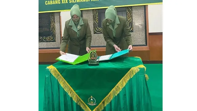 6 Potret Juliana Moechtar Dilantik Jadi Anggota Persit, Tampil Anggun Pakai Seragam