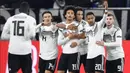 Pemain Jerman merayakan gol yang dicetak oleh Leroy Sane pada laga UEFA Nations League di Veltins Arena, Gelsenkirchen, Senin (19/11/2018). Kedua tim bermain imbang 2-2. (AP/Martin Meissner)