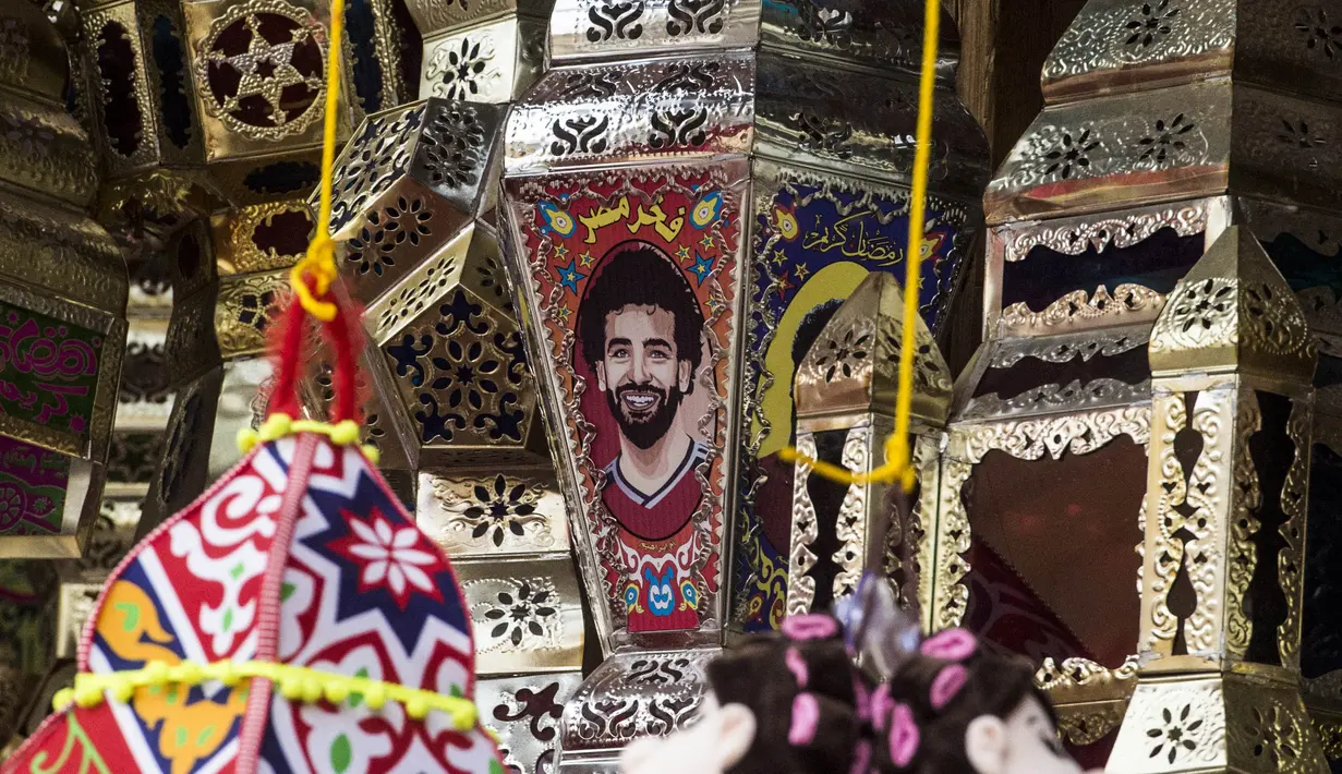 Lentera bertema Mohamed Salah terpajang di salah satu toko di Kairo, Mesir, Senin (30/5/2018). Menjadi pahlawan baru bagi rakyat Mesir, pernak pernik Mohamad Salah laris manis. (AFP/Khaled Desouki)
