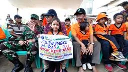 Kedatangan Wagub DKI, Djarot Saiful Hidayat untuk ikut kegiatan bersih-bersih Kali Ciliwung, Jakarta, Minggu (21/12/2014).(Liputan6.com/Miftahul Hayat)