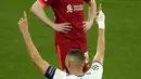 Pemain Real Madrid Karim Benzema merayakan kemenangan atas Liverpool pada akhir pertandingan final Liga Champions di Stade de France, Saint Denis, Prancis, Sabtu, 28 Mei 2022. Real Madrid menang 1-0. (AP Photo/Christophe Ena)