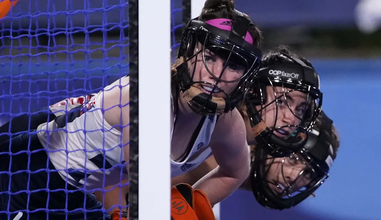 Pemain hoki asal Inggris Laura Unsworth (kiri) menjaga gawangnya saat melawan Belanda dalam pertandingan hoki wanita dalam ajang Olimpiade Tokyo 2020, Kamis (29/7/2021). (Foto: AP/John Locher)