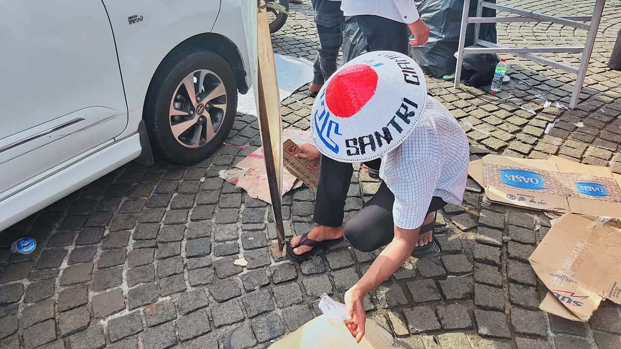Reuni 212 Selesai, Peserta Bersihkan Sampah di Monas