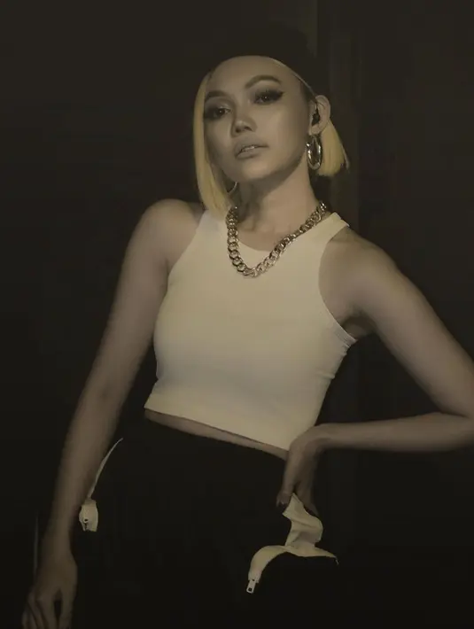 Tak heran jika Rina Nose selalu totalitas saat tampil di media. Kostum ala Agnez Mo ini jadi buktinya. (Liputan6.com/IG/@rinanose16).