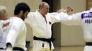Presiden Vladimir Putin melakukan pemanasan sebelum mengikuti sesi latihan judo bersama atlet nasional Rusia di Sochi, Kamis (14/2). Judo merupakan salah satu olahraga kegemaran Putin yang telah digeluti sejak masa muda. (Mikhail KLIMENTYEV/SPUTNIK/AFP)