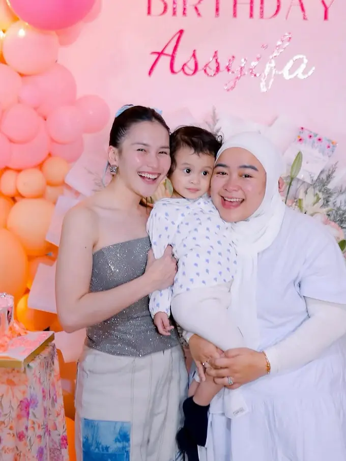 Ayu Ting Ting saat Berikan Kejutan Ulang Tahun Adiknya. [@ayutingting92]