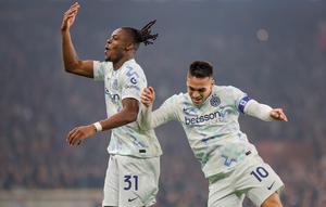 Selebrasi Yann Bisseck dan Lautaro Martinez dalam laga  Serie A antara Genoa vs Inter Milan, Senin (15/12/2025). (Tano Pecoraro/LaPresse via AP)