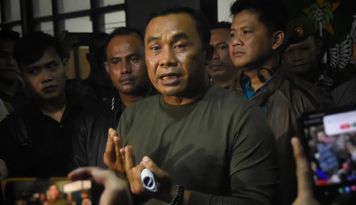 Panglima Komando Daerah Militer (Pangdam) Jaya Mayjen TNI Mohamad Hasan berbicara kepada media di pintu masuk gudang amunisi militer di Bekasi, Jawa Barat, pada 30 Maret 2024. (REZAS/AFP)