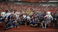 Pemain dan official timnas Indonesia berfoto bersama seusai melawan Arab Saudi pada pertandingan Grup C putaran ketiga Kualifikasi Piala Dunia 2026 Zona Asia di Stadion Utama Gelora Bung Karno, Jakarta, Selasa (19/11/2024). Timnas Indonesia menang atas Arab Saudi dengan skor akhir 2-0. (Liputan6.com/Herman Zakharia)