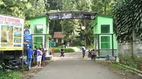 Gerbang masuk kawasan Situ Gunung di Cisaat, Sukabumi, Jawa Barat.