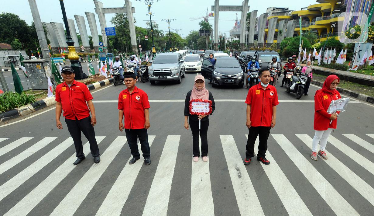 Warga bersama pengguna jalan melakukan penghormatan saat detik-detik proklamasi 17 Agustus di ruas jalan protokol Jakarta-Bogor, pertigaan Cibinong, Bogor, Jawa Barat, Rabu (17/8/2022). Sejumlah pengguna jalan terlihat turun dari kendaraannya dan melakukan sikap hormat. (merdeka.com/Arie Basuki)