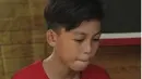 Salah satu kemiripan yang tersisa dari Rizal dengan Vanesha Prescilla adalah tahi lalat di pipi. Ya tahi lalat ini yang membuat Rizal kala itu mirip sekali dengan Vanesha. Bahkan netizen mengira foto Rizal kecil adalah foto lawas Vanesha Prescilla. (Liputan6.com/IG/rizal_widiansyah93)