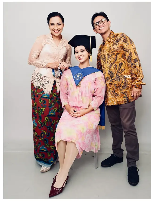 6 Potret Wisuda Anak Shahnaz Haque dan Gilang Ramadhan, Lulus Kedokteran Hewan