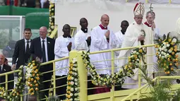 Paus Francis saat memasuki altar Kepausan di Nairobi, Kenya,  (26/11).  Paus Francis akam menjembatani perpecahan antara Muslim dan Kristen di Kenya. (REUTERS/Thomas Mukoya)