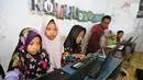 Anak-anak belajar internet saat pelatihan program Kebumen Desa Digital di Desa Tambakprogaten, Kabupaten Kebumen, Jateng, Minggu (6/5). Pelatihan tersebut guna meningkatkan penetrasi internet di Kabupaten Kebumen pada 2020. (Liputan6.com/Fery Pradolo)