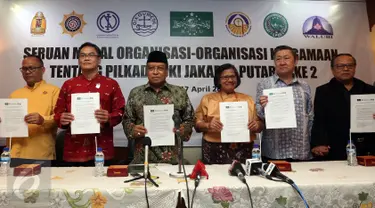 Ketua Umum PBNU Said Aqil Siradj menujukan hasil deklarasi bersama pemuka agama lain usai pembacaan seruan moral tentang Pilkada DKI Jakarta putaran kedua di Jakarta, Senin (17/4). (Liputan6.com/Johan Tallo)
