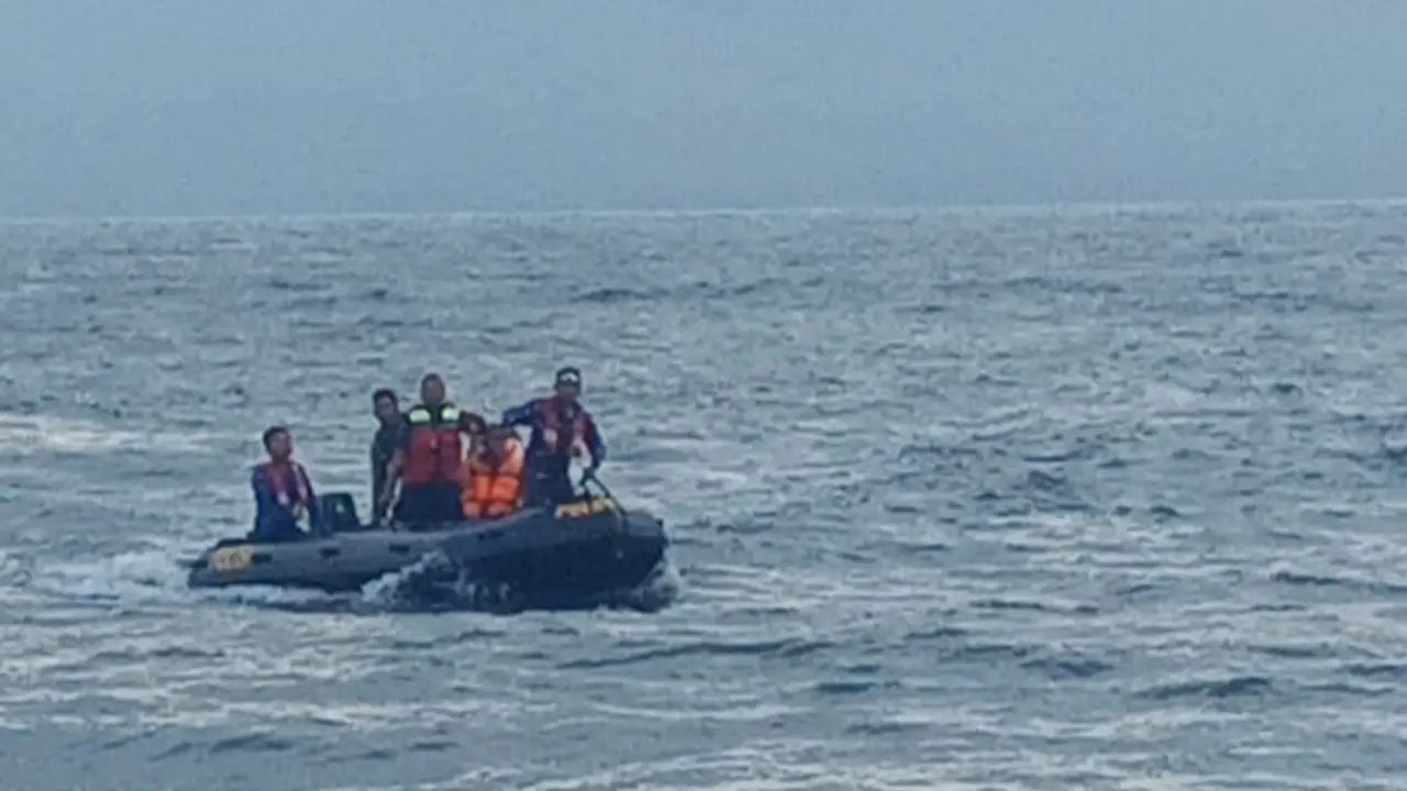 Pencarian siswa SMP yang hilang ditelan ombak di  perairan utara Pantai Cacalan Banyuwangi. (Istimewa)