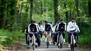 Para pemain Prancis bersepeda di sekitar markas latihan Les Blues di Clairefontaine, Rabu (23/5/2018). Bersepeda merupakan salah satu menu latihan untuk meningkatan kebugaran jelang Piala Dunia 2018. (AFP/Franck Fife)