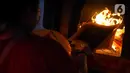 Warga keturunan Tionghoa membakar kertas saat melaksanakan sembahyang malam Imlek di Wihara Amurva Bhumi Karet, Jakarta, Sabtu (21/1/2023). Tahun Baru Imlek 2574 yang jatuh pada tahun Kelinci tersebut dimaknai menurut kepercayaan etnis Tionghoa sebagi tahun yang penuh harapan kebahagiaan, keberuntungan dan kehidupan yang lebih baik dari sebelumnya. (Liputan6.com/Herman Zakharia)
