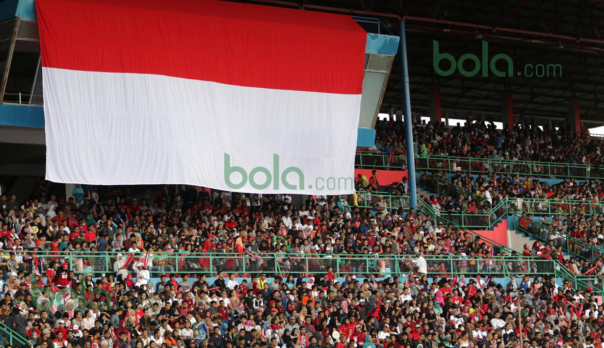 Fans tim MotoGP Repsol Honda memadati tribun Sirkuit Sentul, Bogor, untuk berjumpa dengan Marc Marquez dan Dani Pedrosa. Minggu (14/2/2016). (Bola.com/Nicklas Hanoatubun)