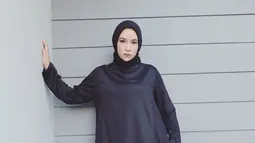 Salah satu OOTD Aryani yang bisa jadi inspirasi para penggemarnya. Memadukan baju oversize serta celana model pegged pants berwarna gelap, dirinya tampil modis. (Liputan6.com/IG/aryanifitriana24)