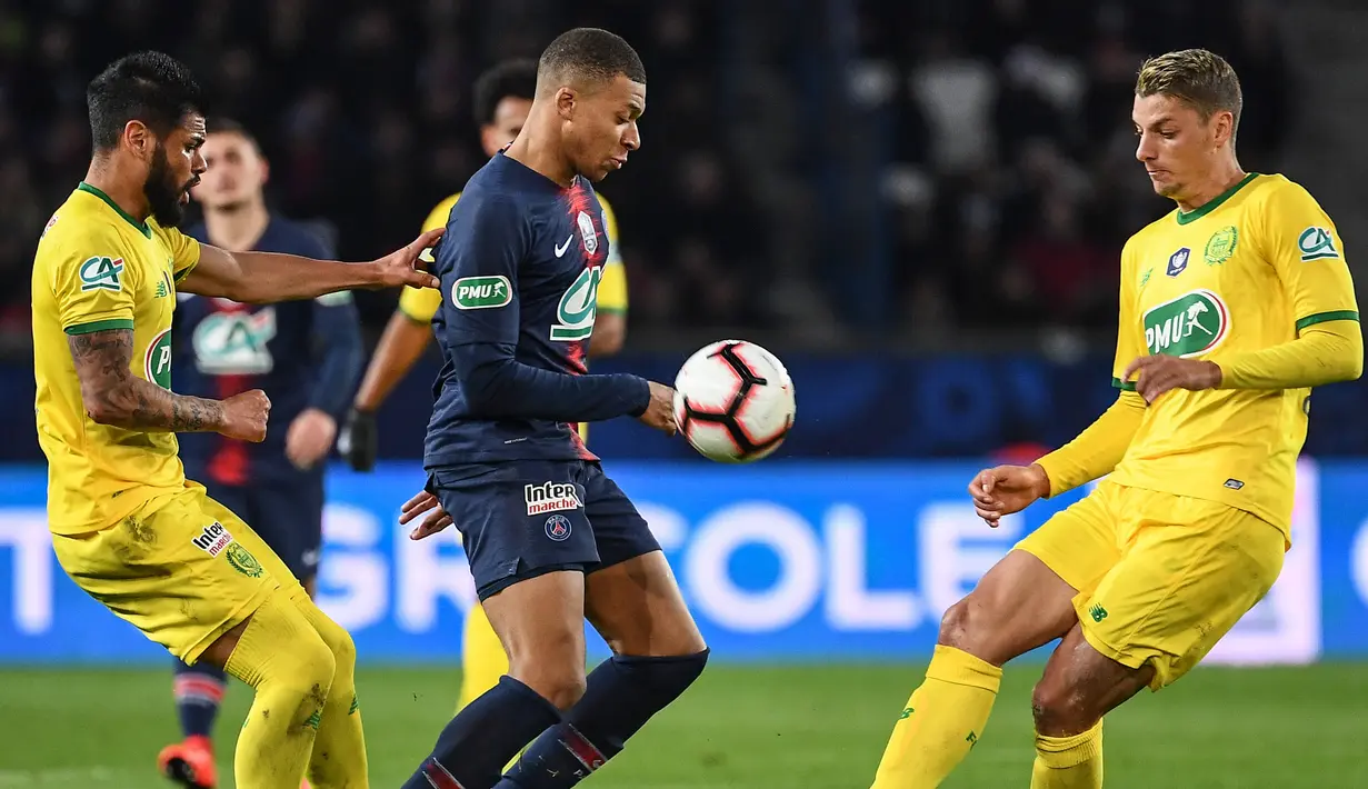 Striker PSG, Kylian Mbappe, berusaha melewati para pemain Nantes pada laga Piala Prancis di Stadion Parc des Princes, Paris, Rabu (3/4). Mbappe dinobatkan jadi pemain terbaik Liga Prancis. (AFP/Anne Christine Poujoulat)