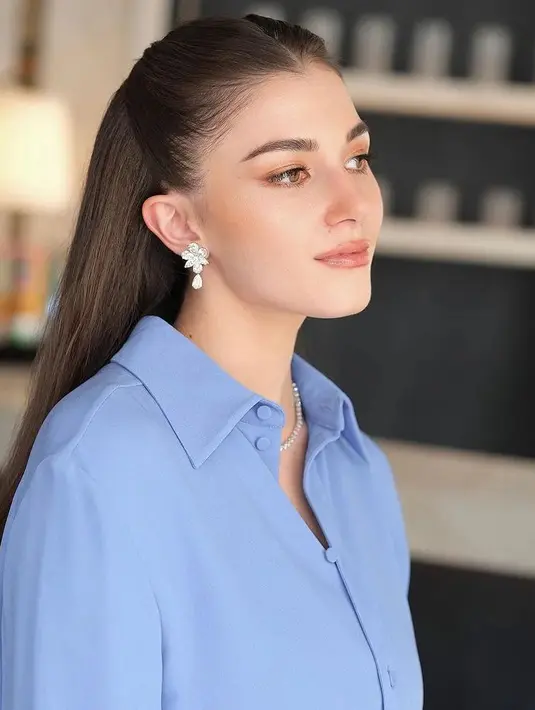 Tampilan flawless Anisha Rosna didukung dengan half ponytail yang bikin ia terlihat anggun [@support.anishaik]