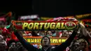Para suporter merayakan kemenangan Portugal atas Luksemburg pada laga Kualifikasi Piala Eropa 2020 di Stadion Jose Alvalade, Lisbon, Sabtu (11/10). Portugal menang 3-0 atas Luksemburg. (AFP/Carlos Costa)
