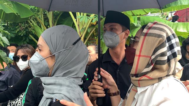 Suasana pemakaman Vanessa Angel dan Bibi Ardiansyah. (Surya Hadiansyah/ Liputan6.com)
