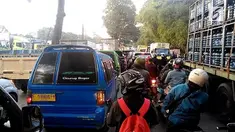 Polres Bogor masih menutup jalur menuju Puncak dan mengalihkannya ke Sukabumi. Akibatnya jalur menuju Sukabumi macet hingga 5 kilometer