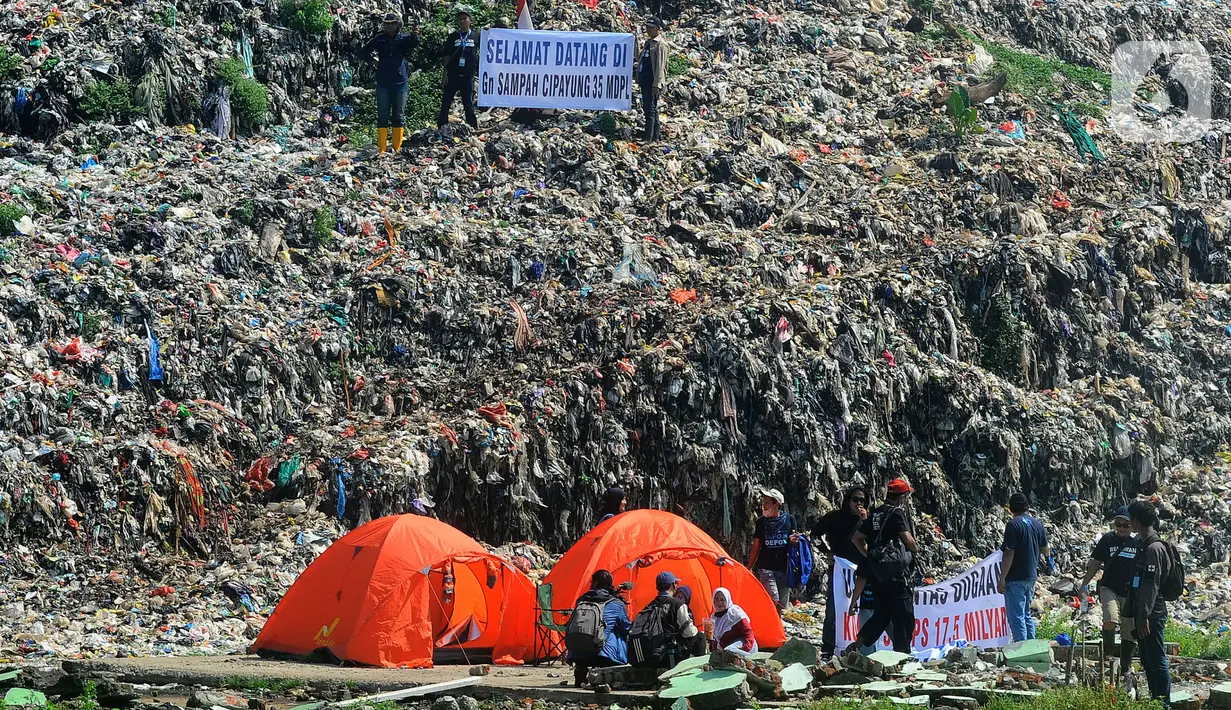 Relawan dari Perkumpulan Organisasi Info Depok melakukan aksi camping di Tempat Pembuangan Akhir (TPA) Cipayung, Depok, Rabu (31/5/2023). (merdeka.com/Arie Basuki)
